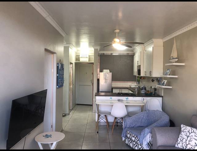 1.5 BEDROOM FLAT FOR SALE IN ILLOVO BEACH